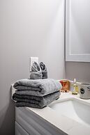 GLOBALSTAY. Modern Lake Ontario Townhomes