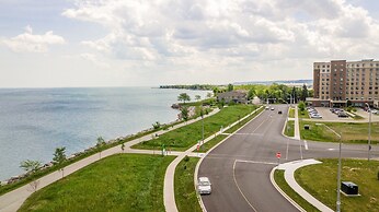 GLOBALSTAY. Modern Lake Ontario Townhomes