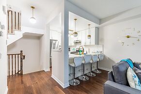 GLOBALSTAY. Modern Lake Ontario Townhomes