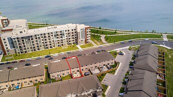 GLOBALSTAY. Modern Lake Ontario Townhomes
