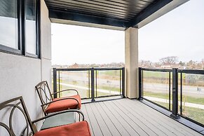 GLOBALSTAY. Modern Lake Ontario Townhomes