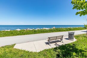 GLOBALSTAY. Modern Lake Ontario Townhomes