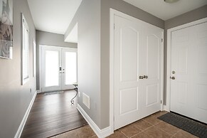 GLOBALSTAY. Modern Lake Ontario Townhomes