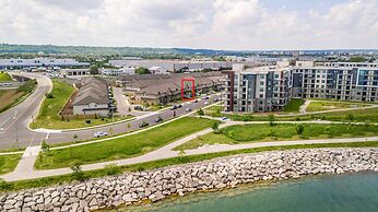 GLOBALSTAY. Modern Lake Ontario Townhomes