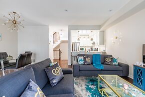 GLOBALSTAY. Modern Lake Ontario Townhomes