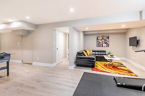 GLOBALSTAY. Modern Lake Ontario Townhomes