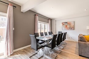 GLOBALSTAY. Modern Lake Ontario Townhomes