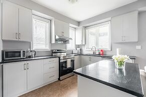 GLOBALSTAY. Modern Lake Ontario Townhomes