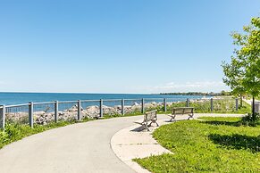 GLOBALSTAY. Modern Lake Ontario Townhomes