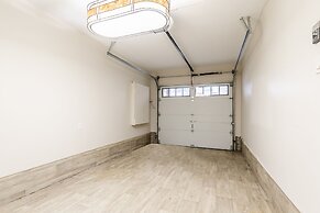 GLOBALSTAY. Modern Lake Ontario Townhomes