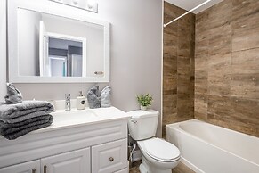 GLOBALSTAY. Modern Lake Ontario Townhomes