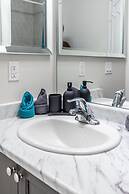 GLOBALSTAY. Modern Lake Ontario Townhomes