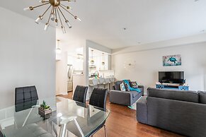 GLOBALSTAY. Modern Lake Ontario Townhomes