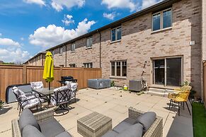 GLOBALSTAY. Modern Lake Ontario Townhomes