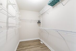 GLOBALSTAY. Modern Lake Ontario Townhomes