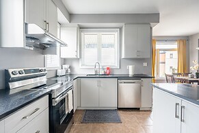 GLOBALSTAY. Modern Lake Ontario Townhomes