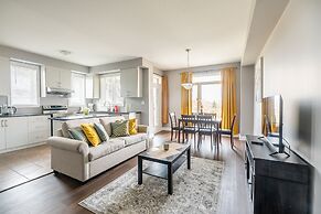 GLOBALSTAY. Modern Lake Ontario Townhomes