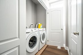 GLOBALSTAY. Modern Lake Ontario Townhomes