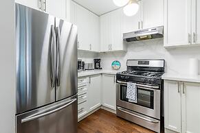 GLOBALSTAY. Modern Lake Ontario Townhomes