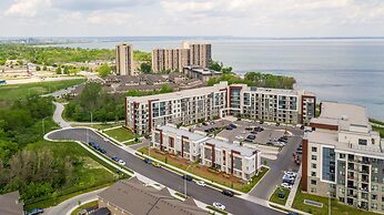GLOBALSTAY. Modern Lake Ontario Townhomes