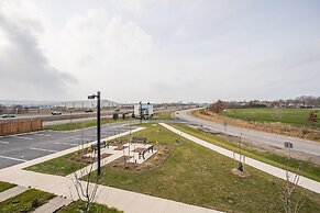 GLOBALSTAY. Modern Lake Ontario Townhomes