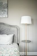 GLOBALSTAY. Modern Lake Ontario Townhomes