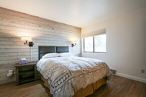 Snowflower 3 Remodeled and Modern, Private Washer Dryer with Fireplace