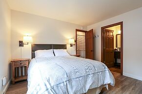 Snowflower 3 Remodeled and Modern, Private Washer Dryer with Fireplace