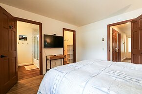 Snowflower 3 Remodeled and Modern, Private Washer Dryer with Fireplace