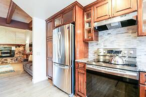 Snowflower 3 Remodeled and Modern, Private Washer Dryer with Fireplace