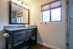 Snowflower 3 Remodeled and Modern, Private Washer Dryer with Fireplace