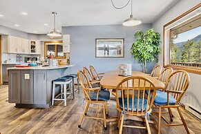 Primavista Luxury At Windcliff 3 Bedroom Condo by RedAwning