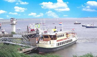 4 Pers - Chalet Zeemeeuw With own Fishing Pier in Front of the Lauwers