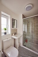 Warwick Serviced Home for 8 walking distance to University