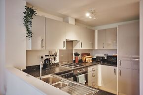Warwick Serviced Home for 8 walking distance to University