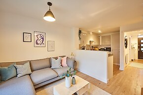 Warwick Serviced Home for 8 walking distance to University