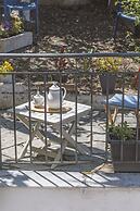 Sun-splashed Skyline Apt