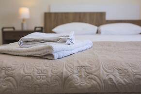 Sun-splashed Skyline Apt