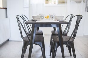 Sun-splashed Skyline Apt