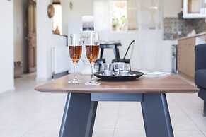 Sun-splashed Skyline Apt