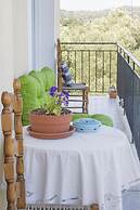 Sun-splashed Skyline Apt