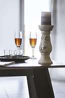 Sun-splashed Skyline Apt