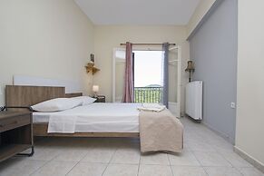 Sun-splashed Skyline Apt