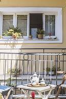 Sun-splashed Skyline Apt