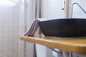 Sun-splashed Skyline Apt