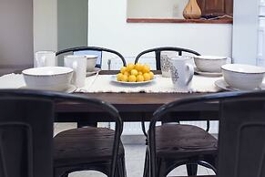 Sun-splashed Skyline Apt