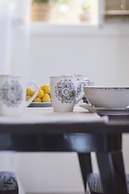 Sun-splashed Skyline Apt