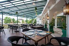 Supicha pool access hotel