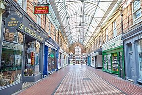 Chic Top Floor Apartment in the Heart of Westbourne Arcade