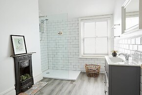 Chic Top Floor Apartment in the Heart of Westbourne Arcade